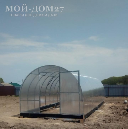 Теплица Восточная Усиленная 8 метров с поликарбонатом | Мой-Дом27 | Каркас изготовлен из оцинкованной замкнутой трубы 20*20 мм.<br>
 Ширина - 3&nbsp;метра. Высота - 2,1 метра. Длина 8 метров.&nbsp;<br>
 Выдерживаемая снеговая нагрузка - 150 кг/м2. Выдерживаемая ветровая нагрузка - до 20 м/с.<br>
 Расстояние между дугами 0,65&nbsp;метра.&nbsp;Толщина металла дуг 1,2 мм.&nbsp;Ширина двери 0,96 метра.<br>